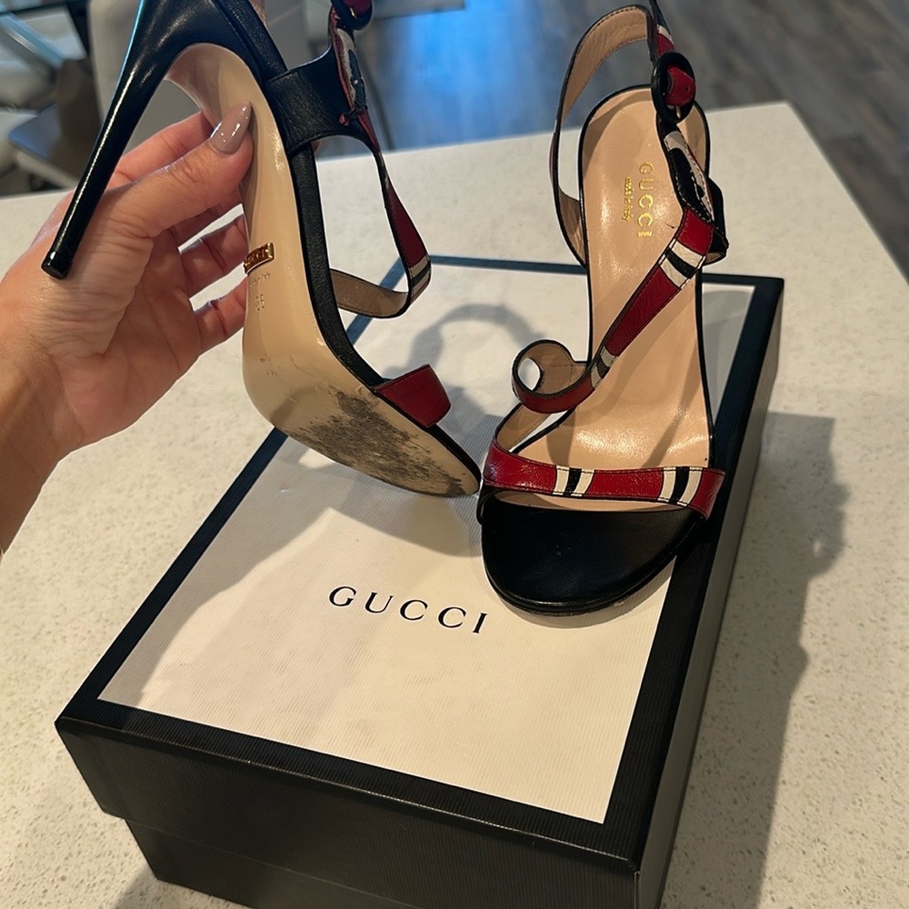 Gucci Red and Black Snake Heels with Stiletto Design - Picture 4 of 5